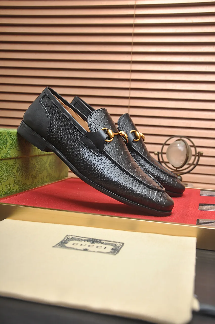 Men's shoes 💰600💶 Brand: GUCCI (Gucci) Standard size: Men's size 38/44 (45 can be customized) Grade: Same as the official website Original quality Material: Original cowhide Water-dyed cowhide lining Original rubber outsole Style category: Men's fashionable casual leather shoes Distinguished big-name luxury elements Top luxury Color: Actual picture